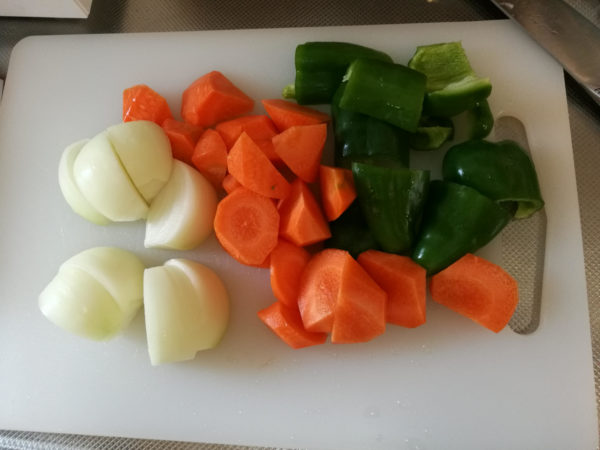 ブラウンマルチクイックMQ735でみじん切りをする前の野菜の下準備