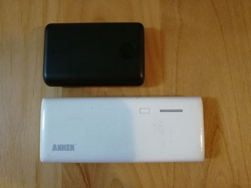 Anker PowerCore II 10000と昔のモバイルバッテリーの比較画像
