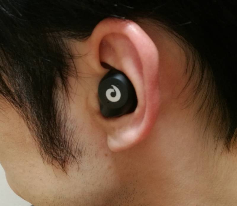 「iKanzi TWS-X9」を耳に装着した時の画像