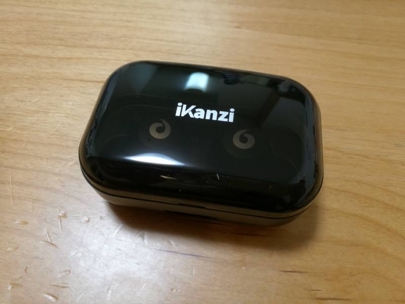 「iKanzi TWS-X9」の保管ケース兼バッテリーの画像