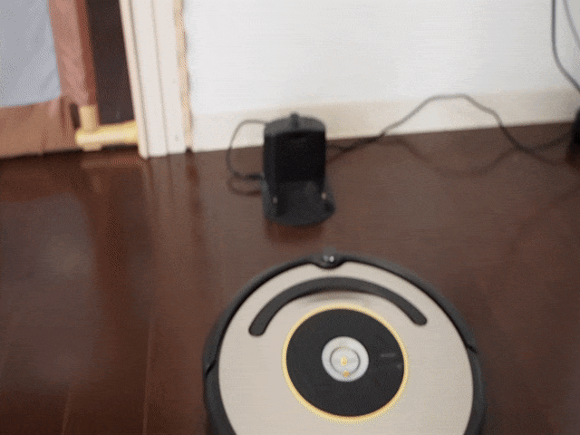 「iRobot ルンバ 622」がホームベースに自動で戻っているgif画像
