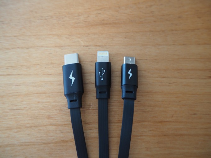 passall 3in1充電ケーブルはライトニング、Micro-USB、USB-typeCの3つの充電端子を備えている