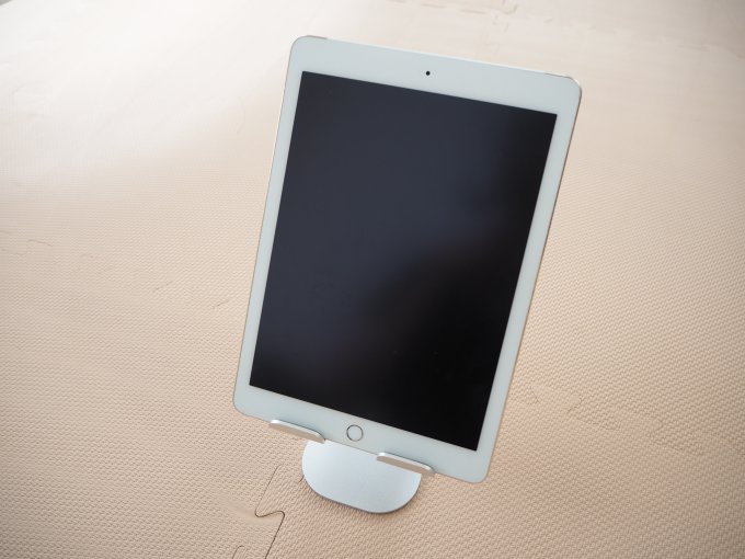 「Lomicall タブレット/iPadスタンド」にiPadを置いた画像