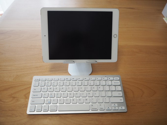 「Anker ワイヤレスキーボード」はiPadより一回り大きめ
