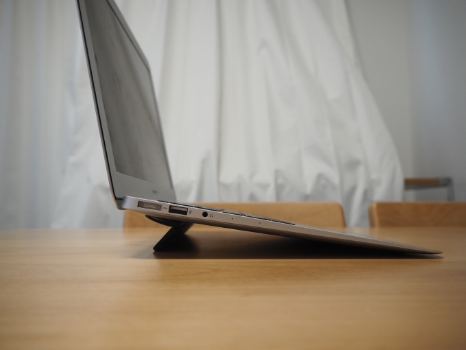 kickclip(キッククリップ)はMacBookに絶妙な傾斜をつけてくれる
