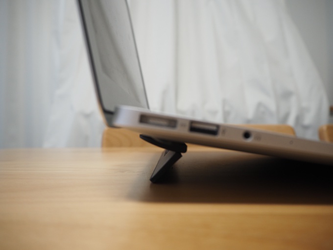 「kickflip(キックフリップ)」はMacBookの放熱効率を向上してくれる
