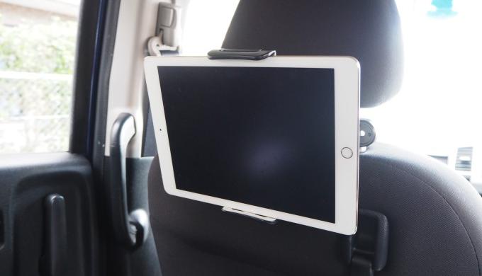 車の後部座席にタブレットを固定する車載ホルダーのアイキャッチ画像