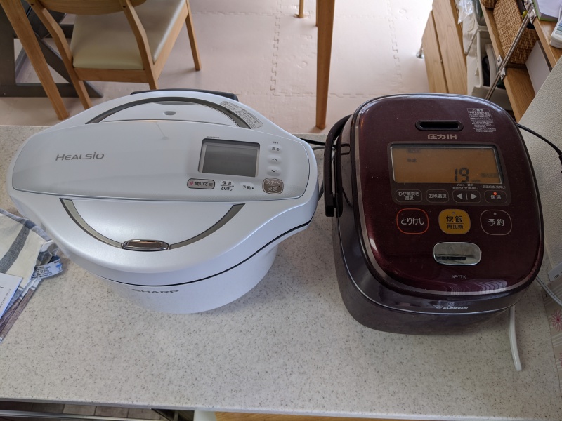 KN-HW24Eと炊飯器の大きさを比較した画像