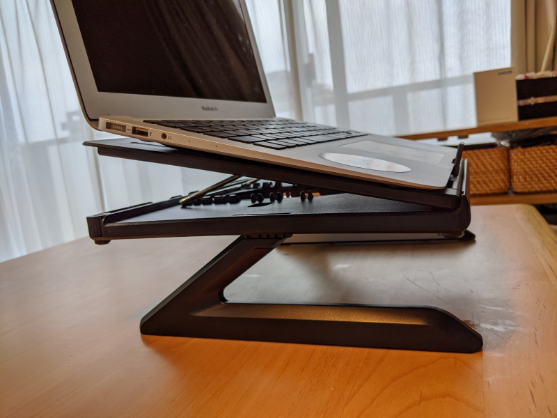 工匠藤井のノートパソコンスタンドは、MacBookに傾斜をつけることで、タイピングしやすく、作業環境を改善するアイテム